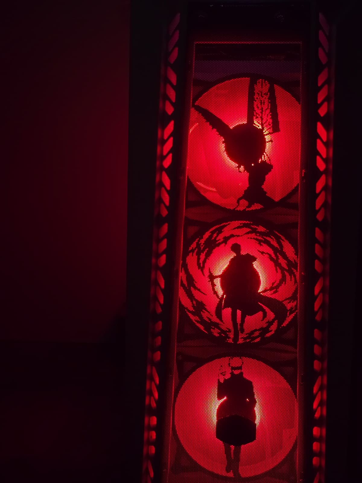 Lámpara decorativa con siluetas iluminadas en rojo